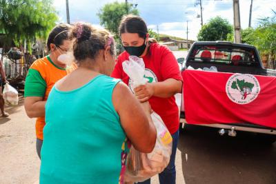 Mulheres de acampamentos e assentamentos do MST partilharam 160 cestas de alimentos